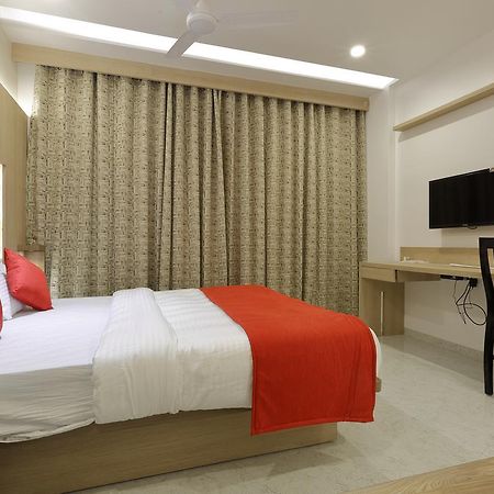Hotel Luxura Godhra Exterior photo