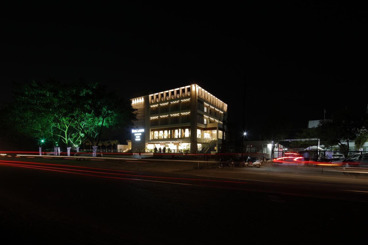 Hotel Luxura Godhra Exterior photo