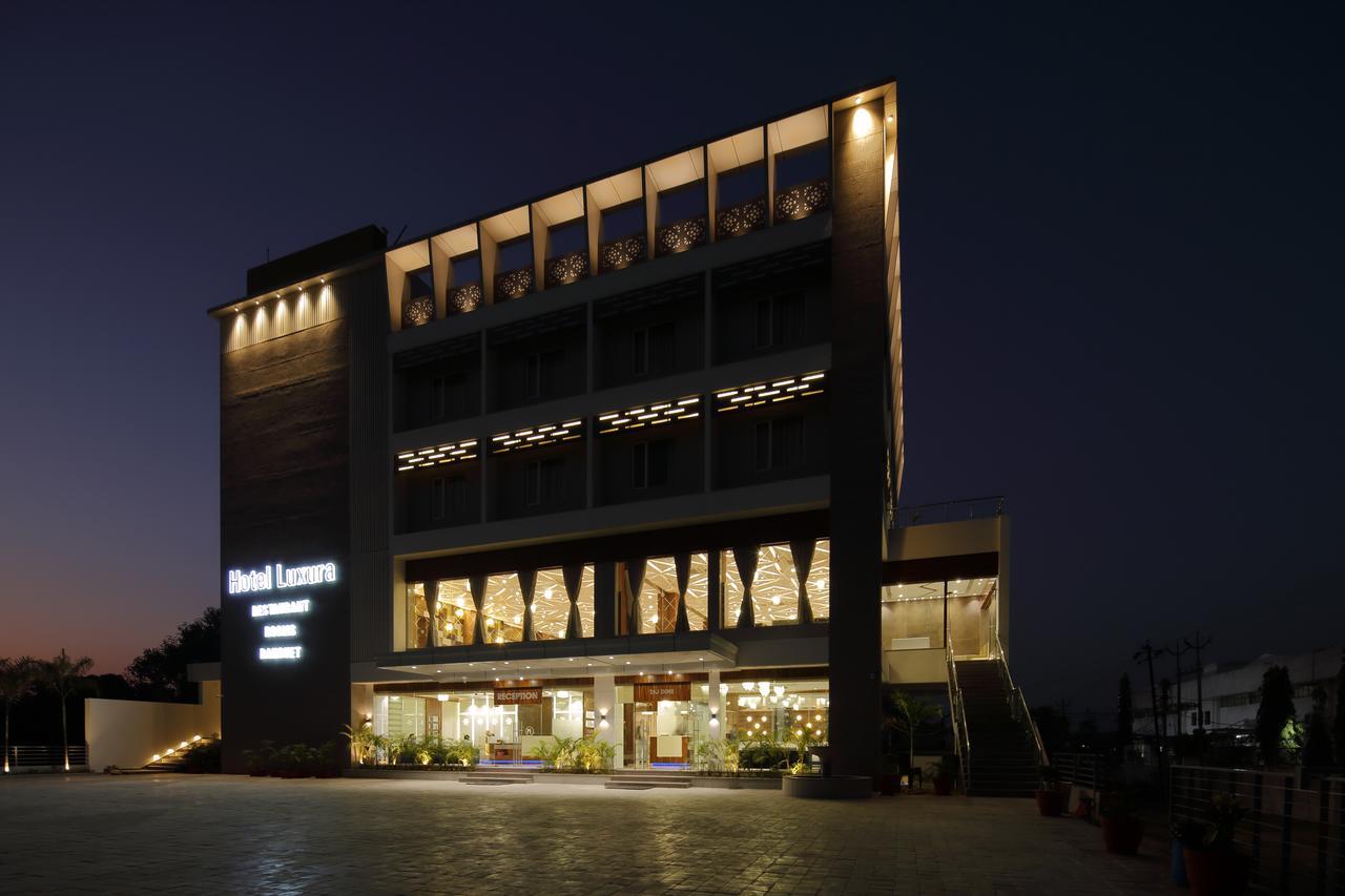Hotel Luxura Godhra Exterior photo