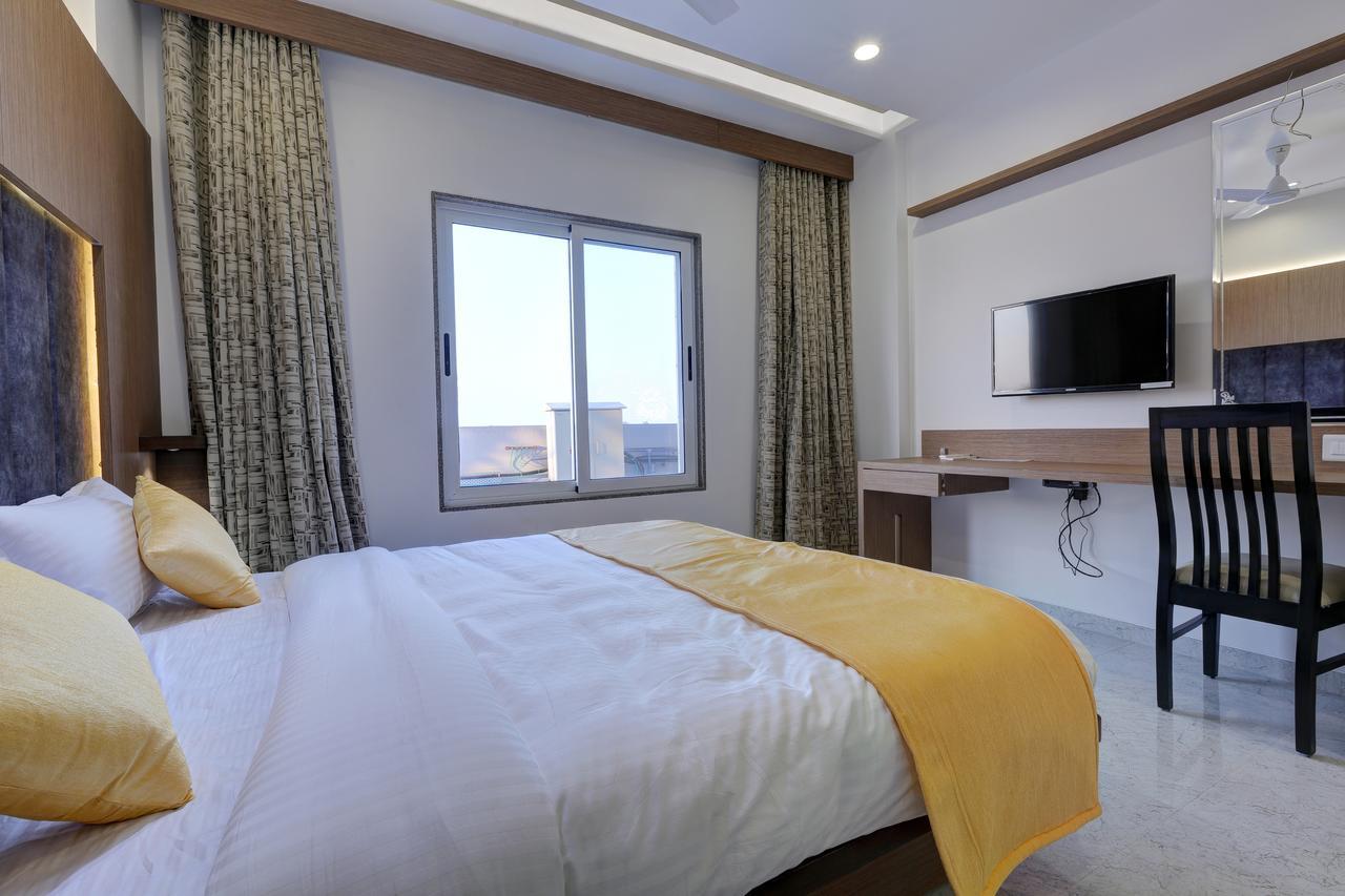 Hotel Luxura Godhra Exterior photo